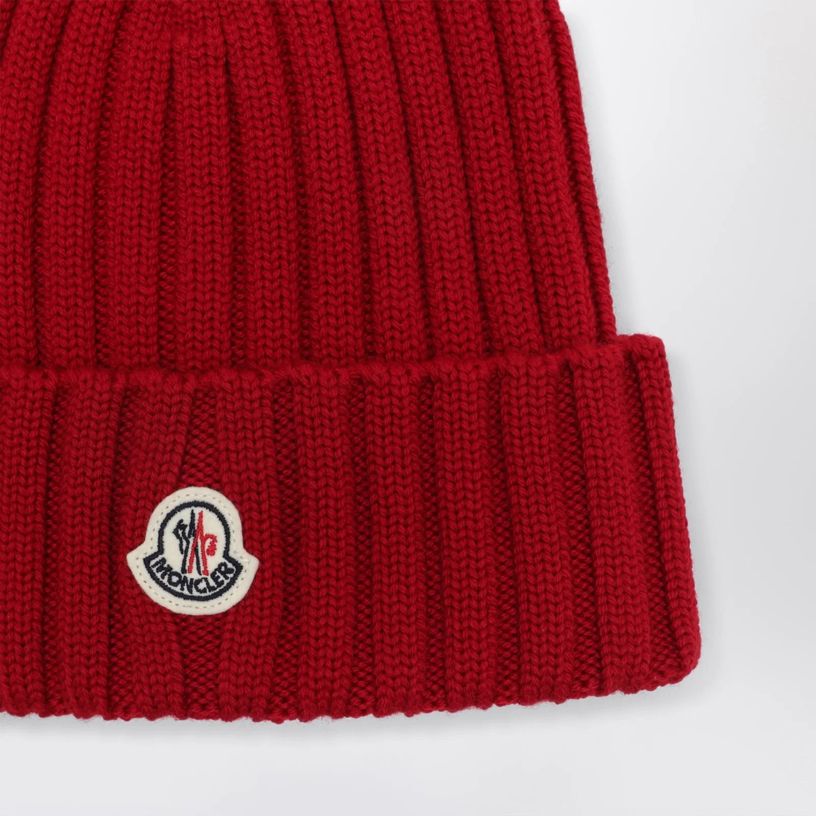 Moncler Cable-knit wool beanie with logo in burgundy