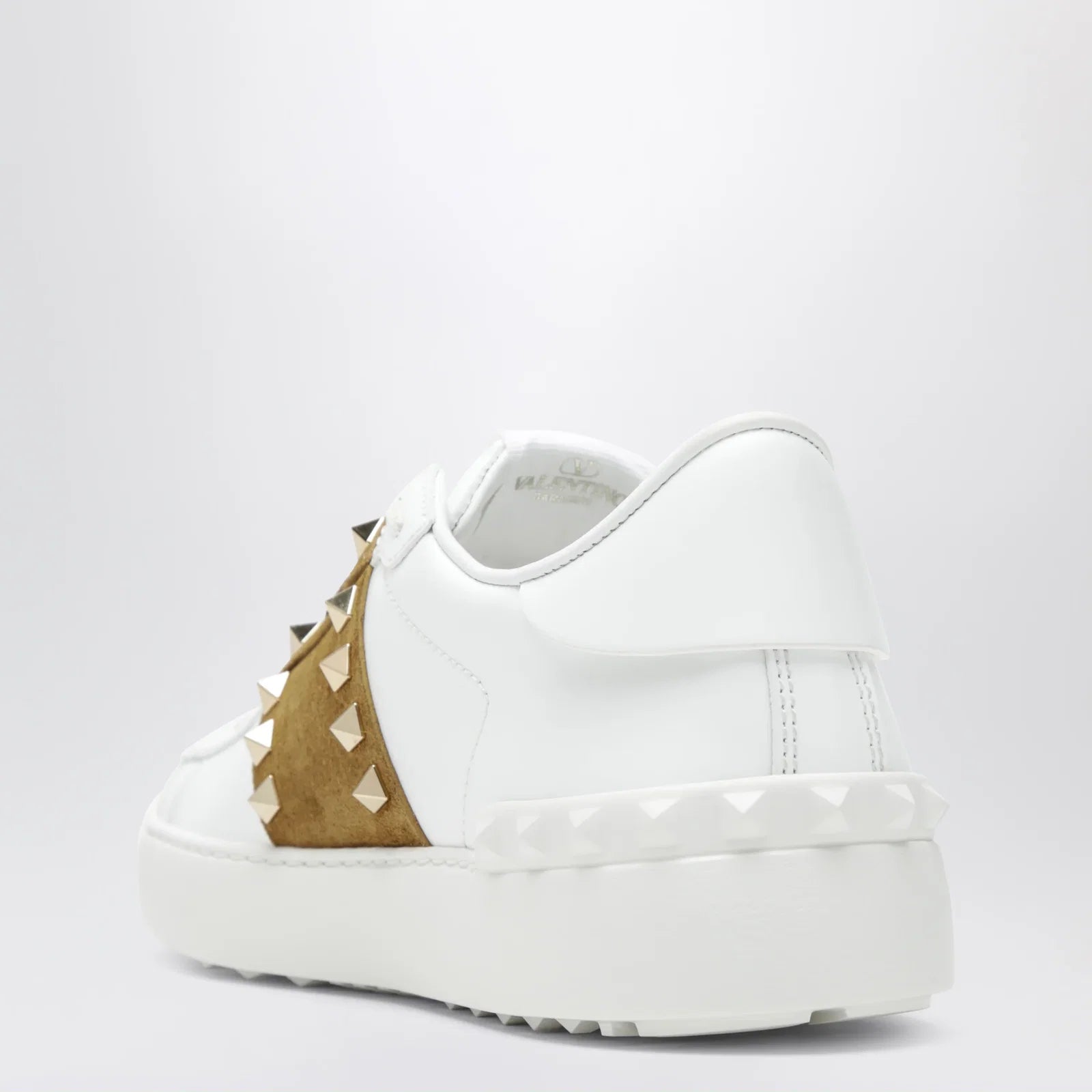 Valentino Garavani Rockstud Untitled trainers in white leather/beige Havana