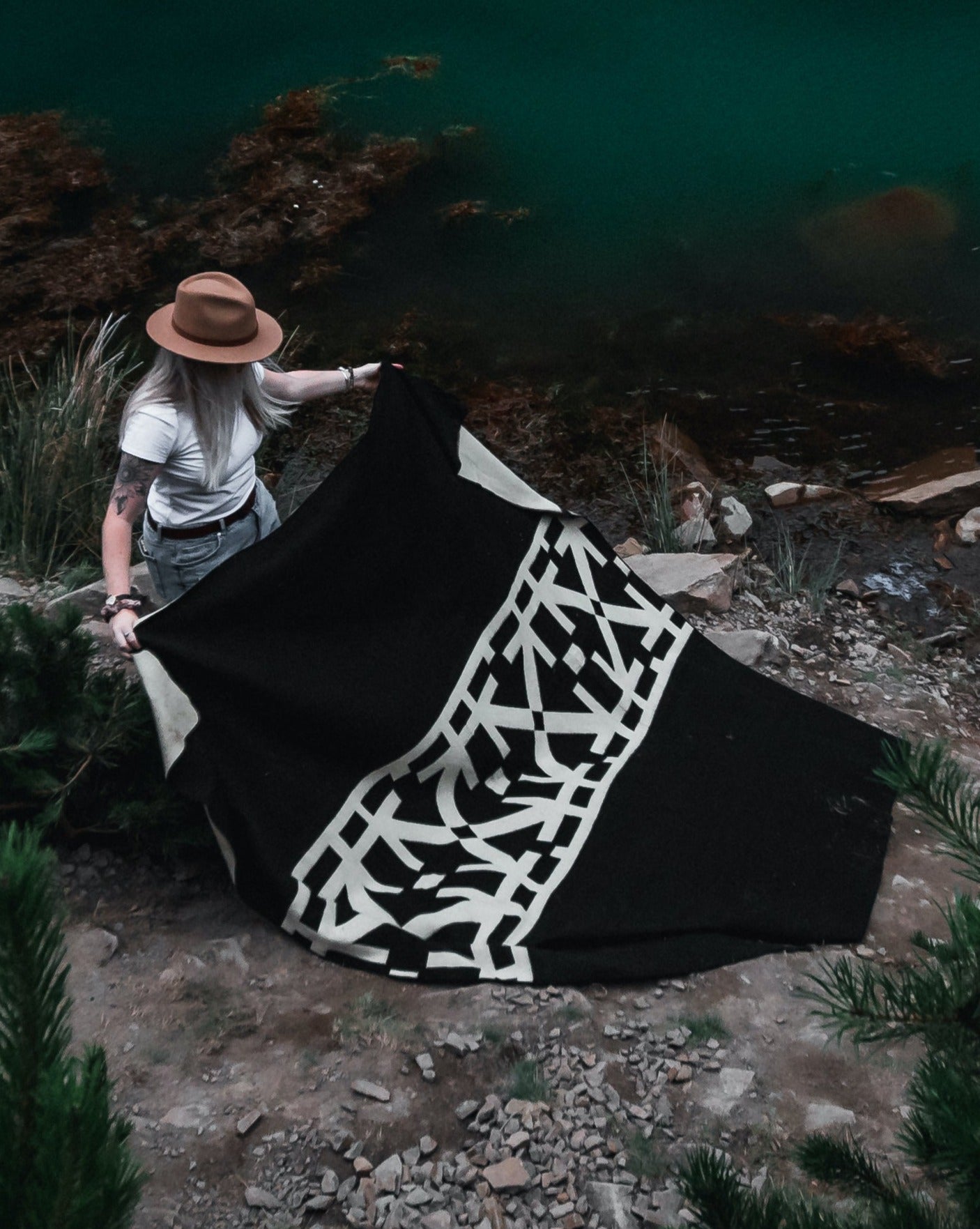 Destino Blanket - Natural / Black